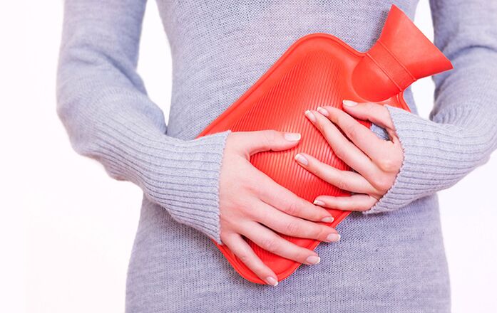Applying a heating pad to the stomach will help relieve symptoms of cystitis for a woman.